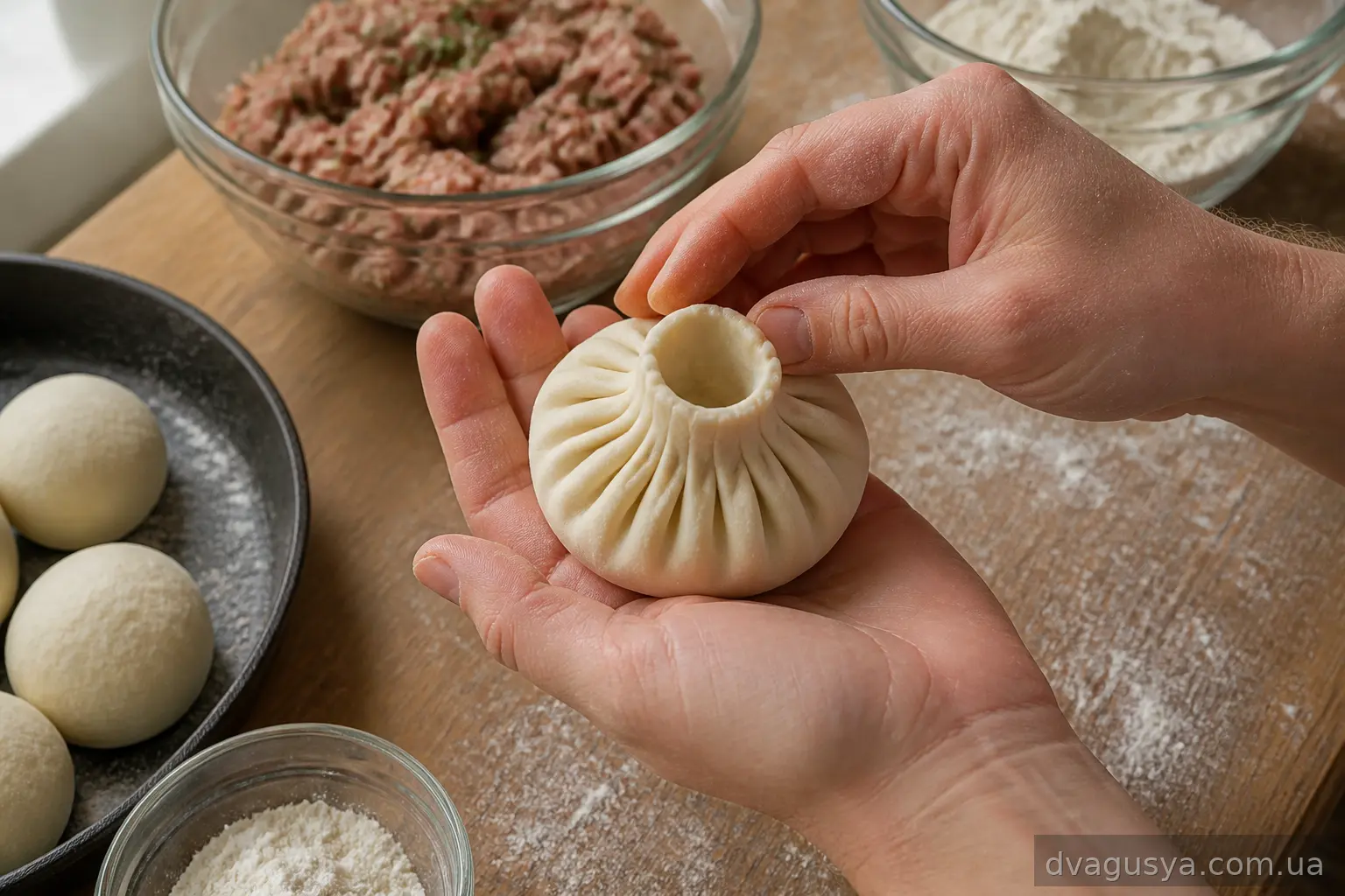 Хінкалі з частково зібраними складками в процесі ліплення