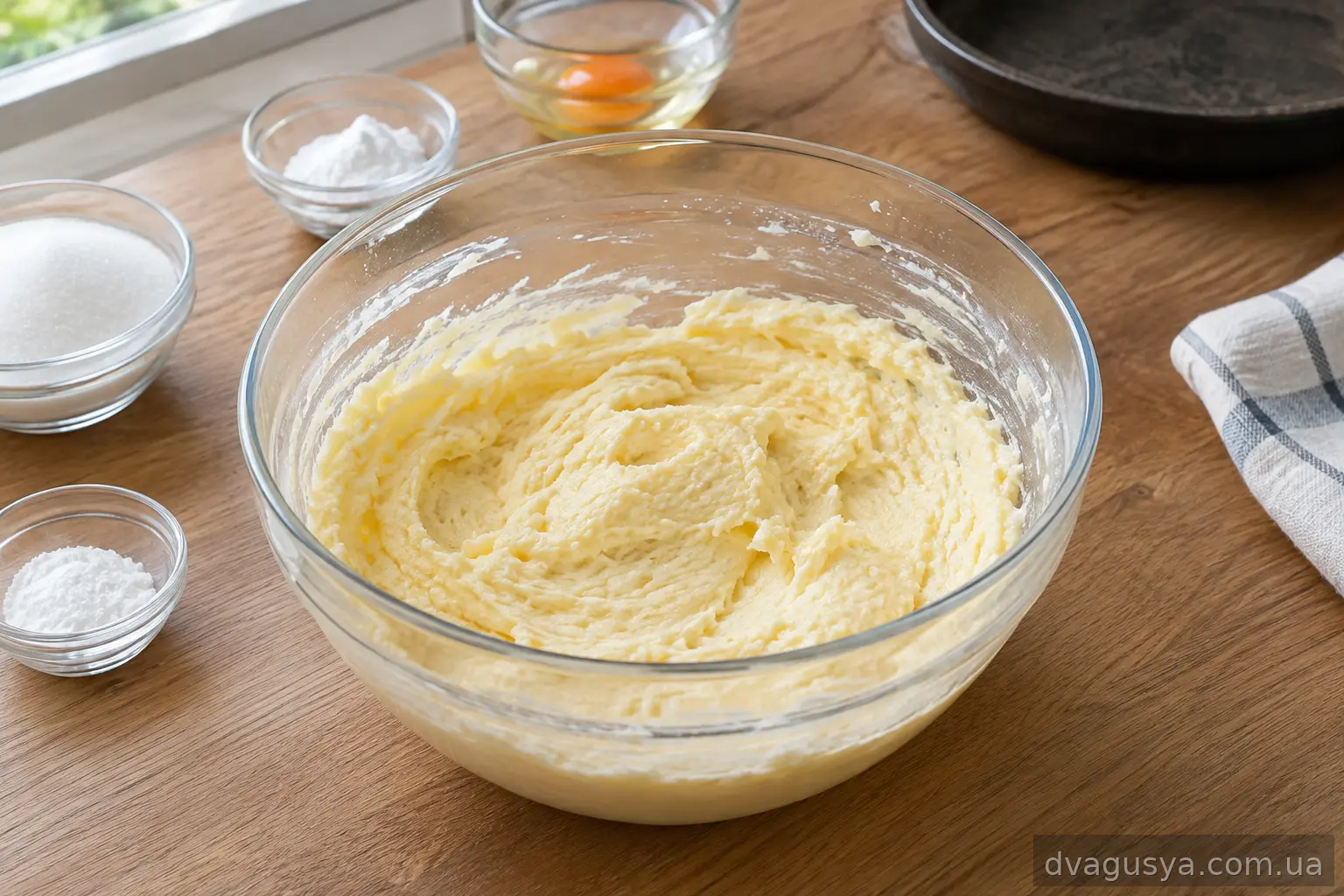 Сирна маса з маслом, цукром і яйцем