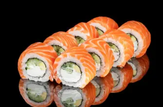 Філадельфія з лососем, авокадо та огірком із меню EatSushi